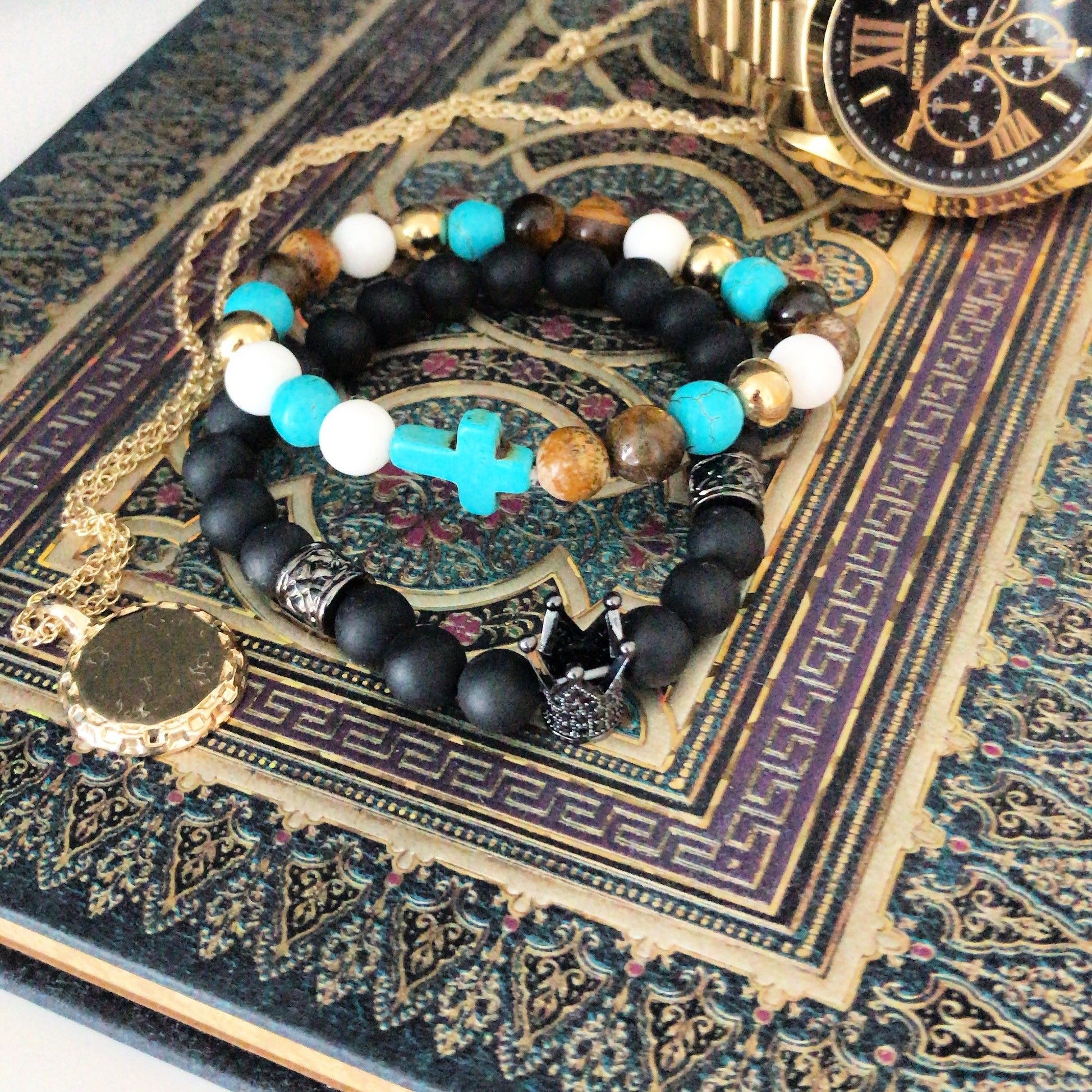 Gemstone bracelet featuring round grey banded agate beads and a detailed silver-coloured pewter skull charm.