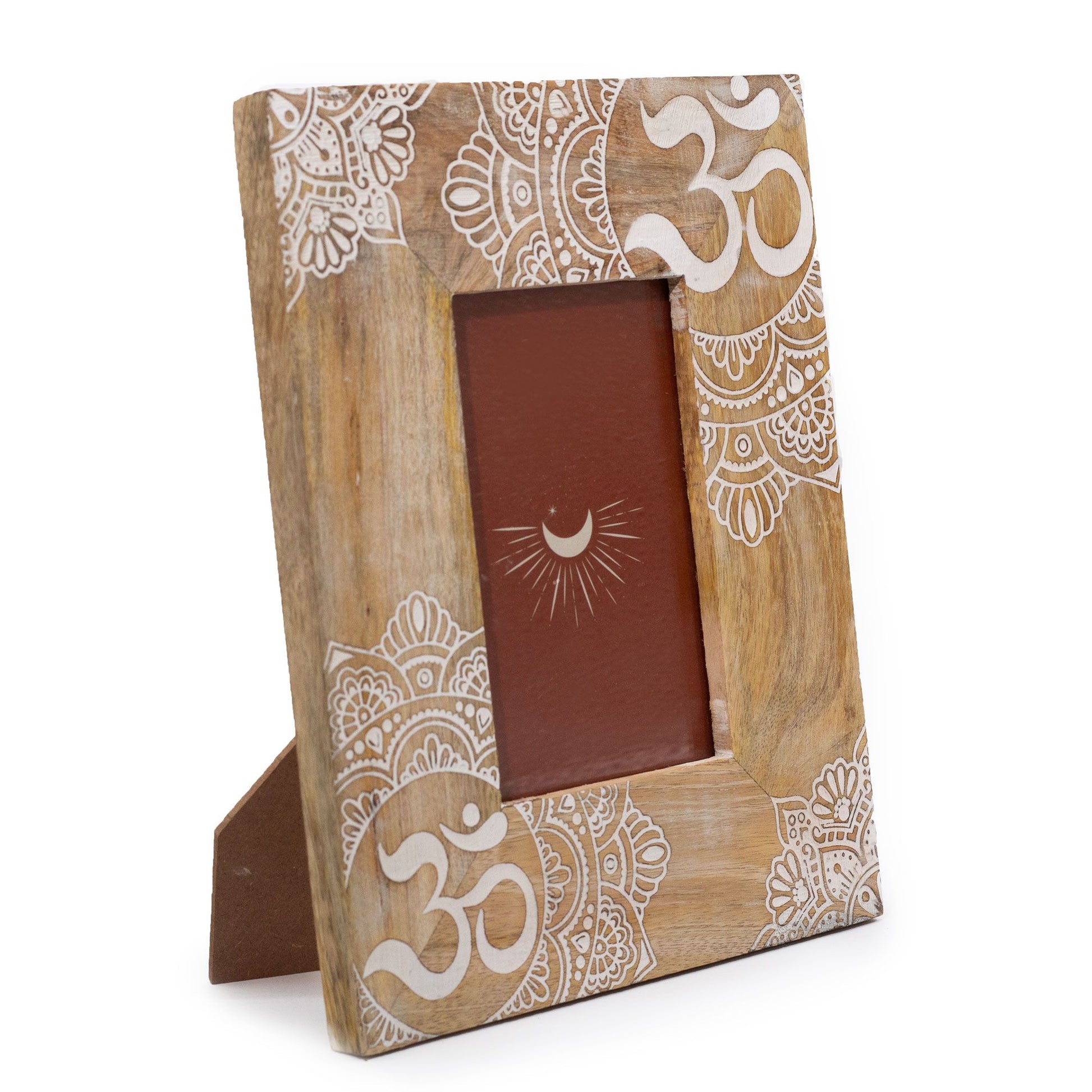 Hand-carved white mango wood picture frame featuring an intricate mandala design for 10x15cm photos.