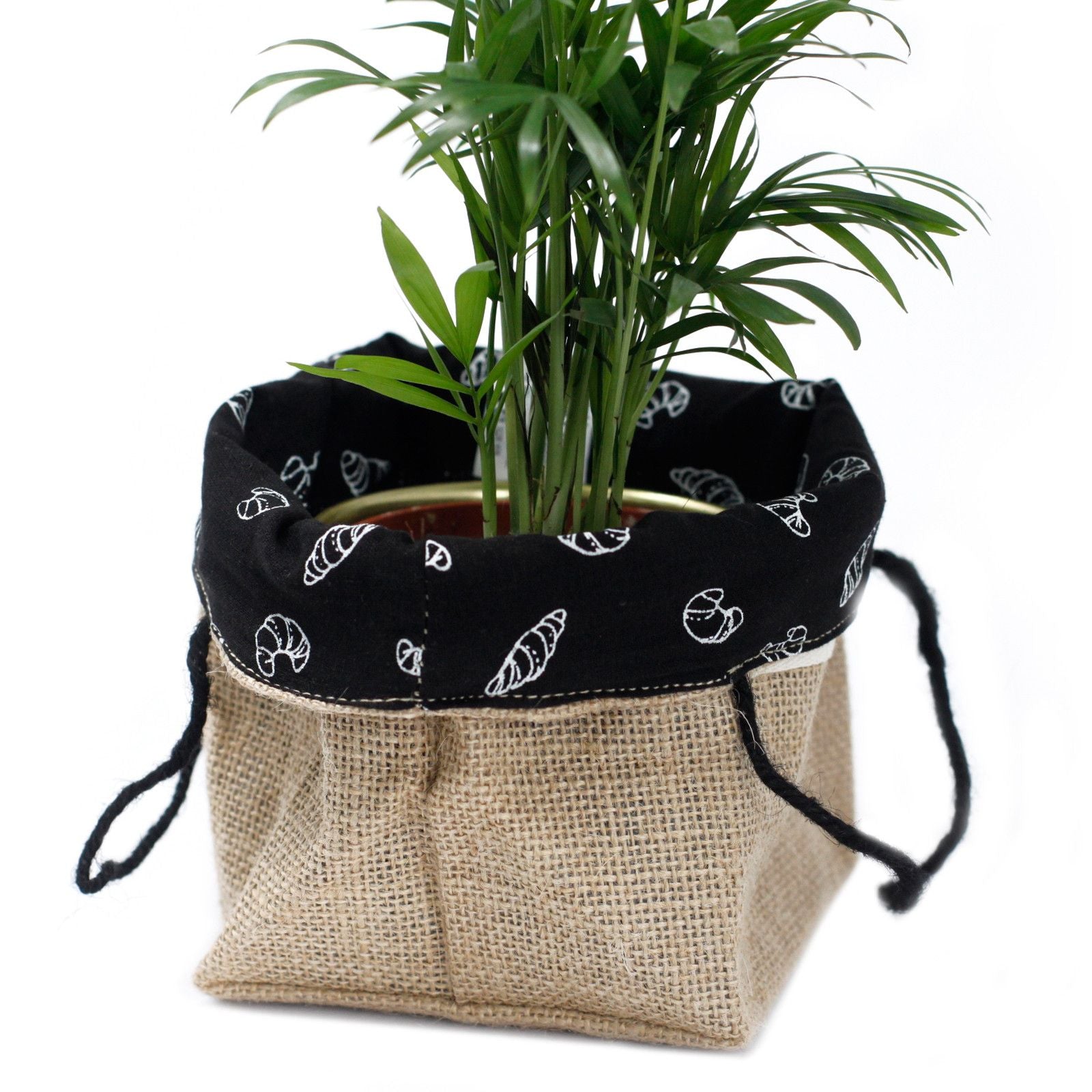 Eco-friendly medium-sized natural jute gift bag featuring a stylish black cotton lining and durable handles.