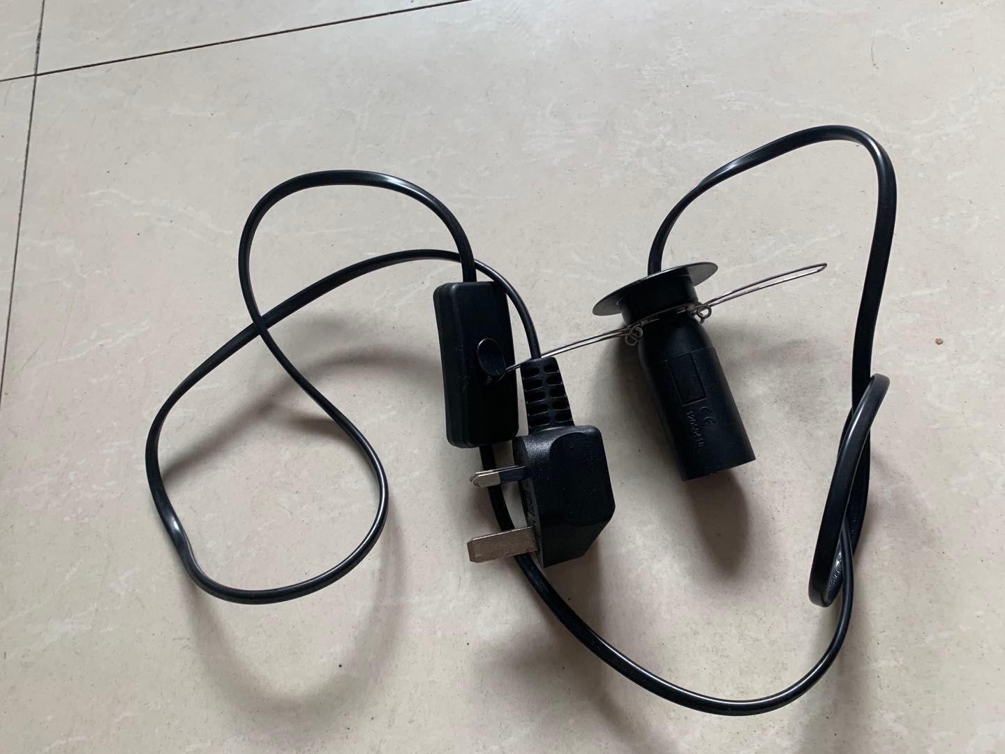 Standard UK plug and power cable fitting for Himalayan salt lamps with a spring clip and bulb attachment.