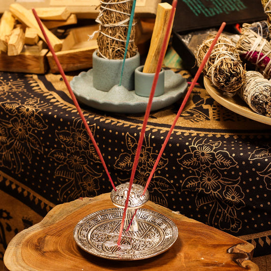 Round silver effect aluminium incense holder with an intricate base pattern and a central mushroom stem detail.