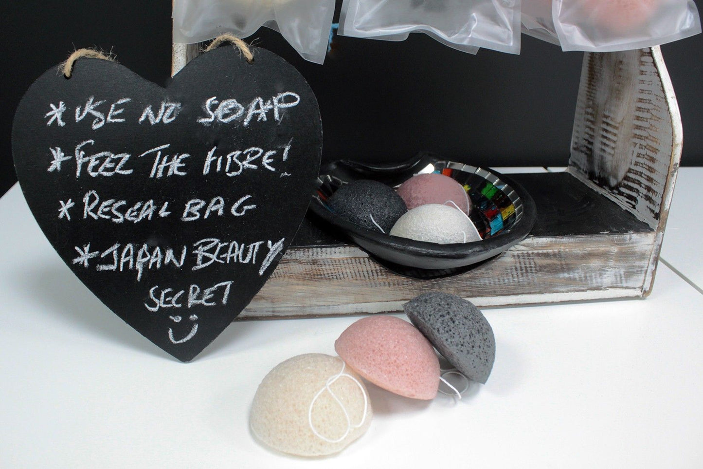 Clear minimalist acrylic stand designed to hold and air-dry a single konjac facial sponge.