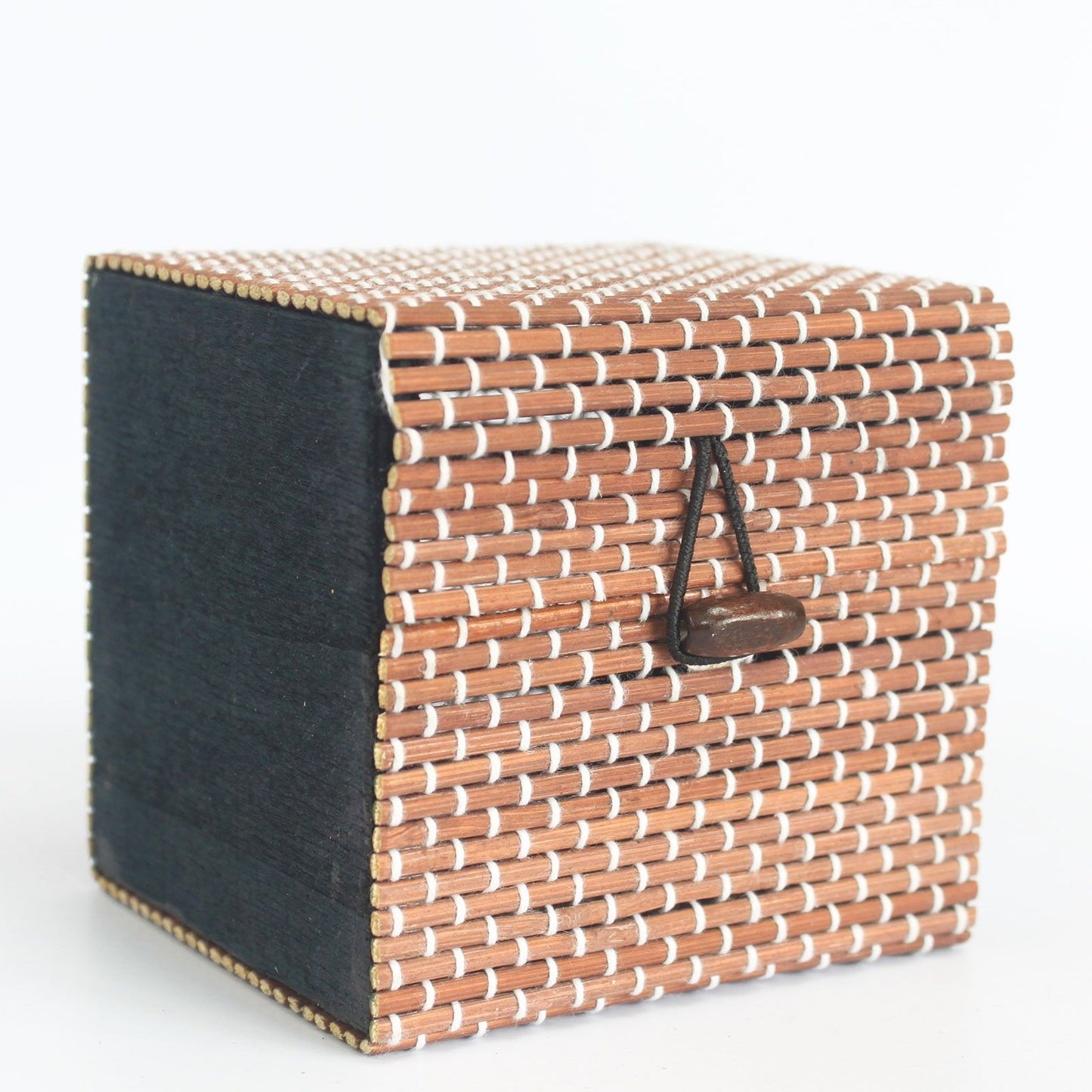 Handcrafted single bamboo gift box with a fine natural finish and a simple, elegant lid.