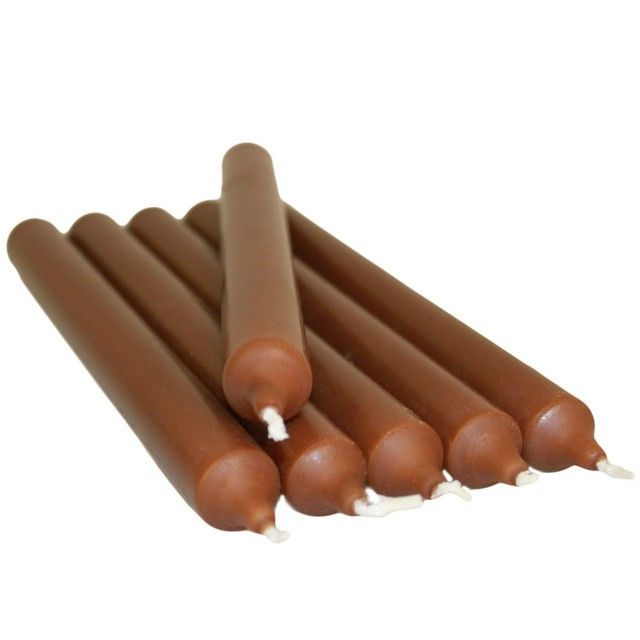 Tall, slender coffee-coloured dinner candle with a smooth finish and a classic tapered design.