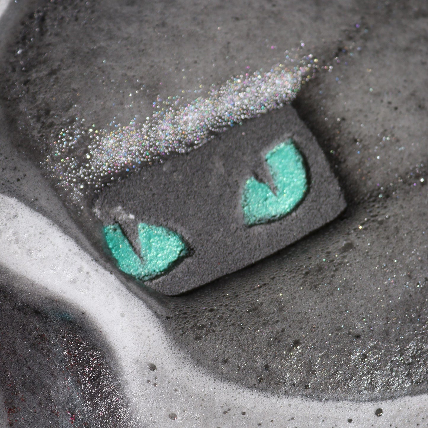 Mysterious round Halloween bath bomb featuring a captivating cat eye design for a spooky seasonal bath experience.